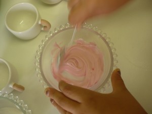 mezclando la pasta de azucar con el colorante 13-7-2014